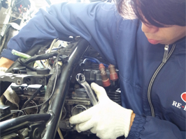 整備士がバイクを整備している様子