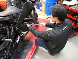 整備士がバイクを整備している様子